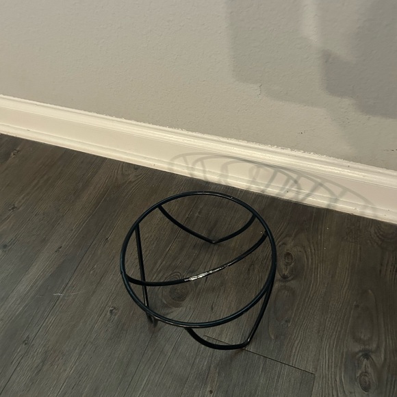 Black Metal plant stand - Picture 2 of 2
